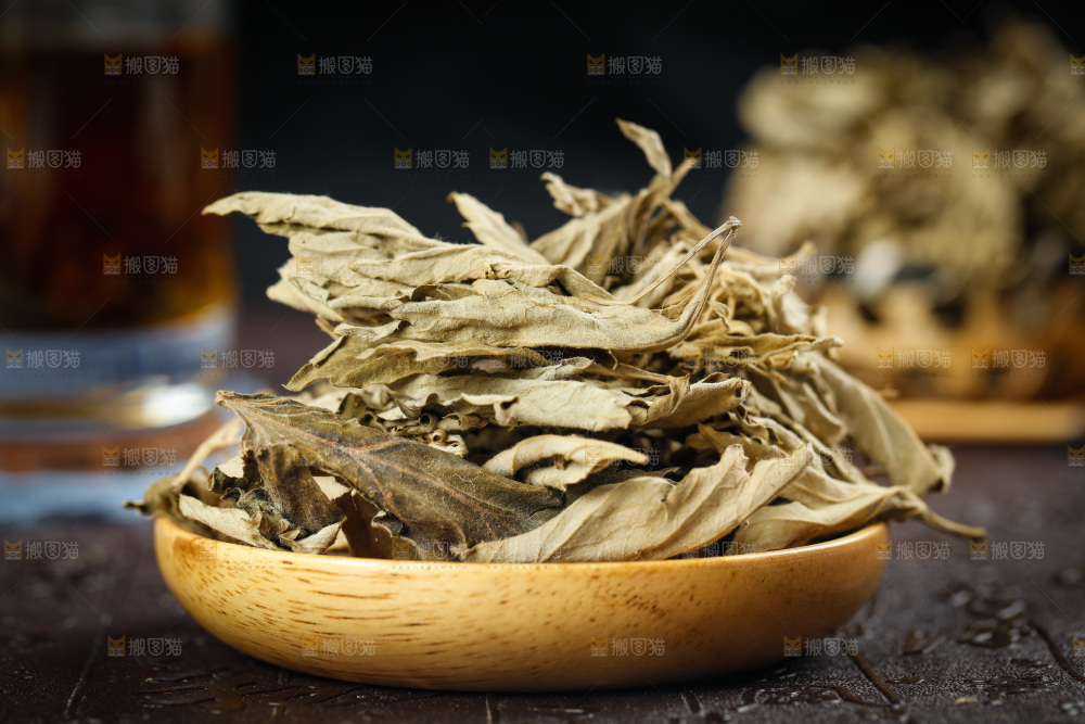 盘子里装着艾叶
