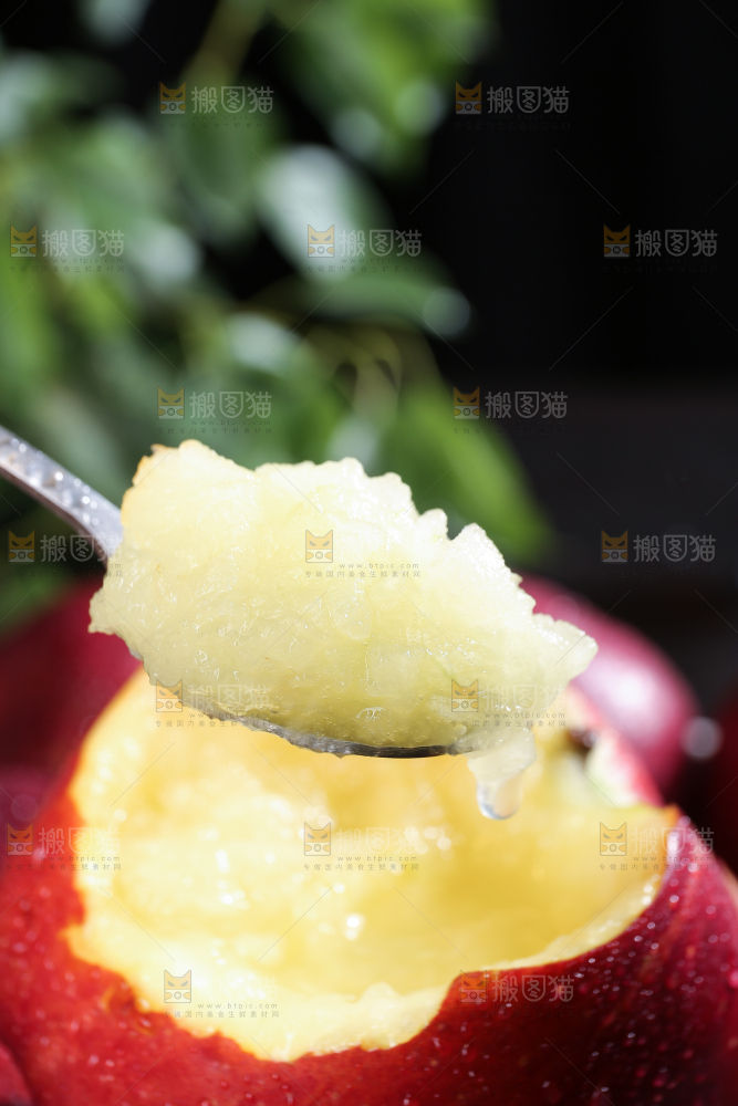 堆放着的花牛苹果