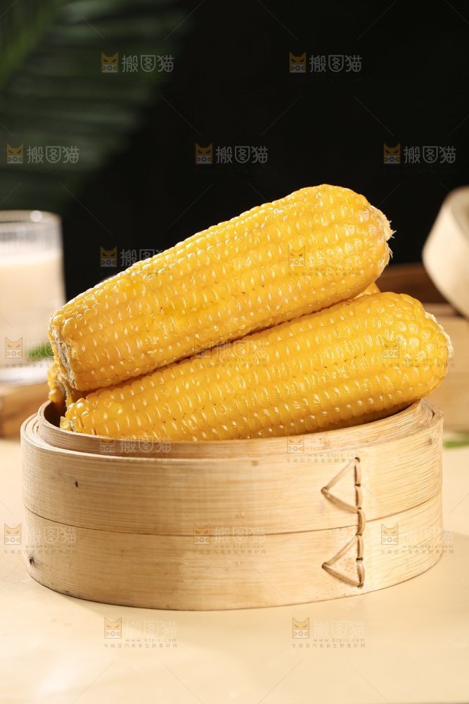 木底上放着黄糯玉米