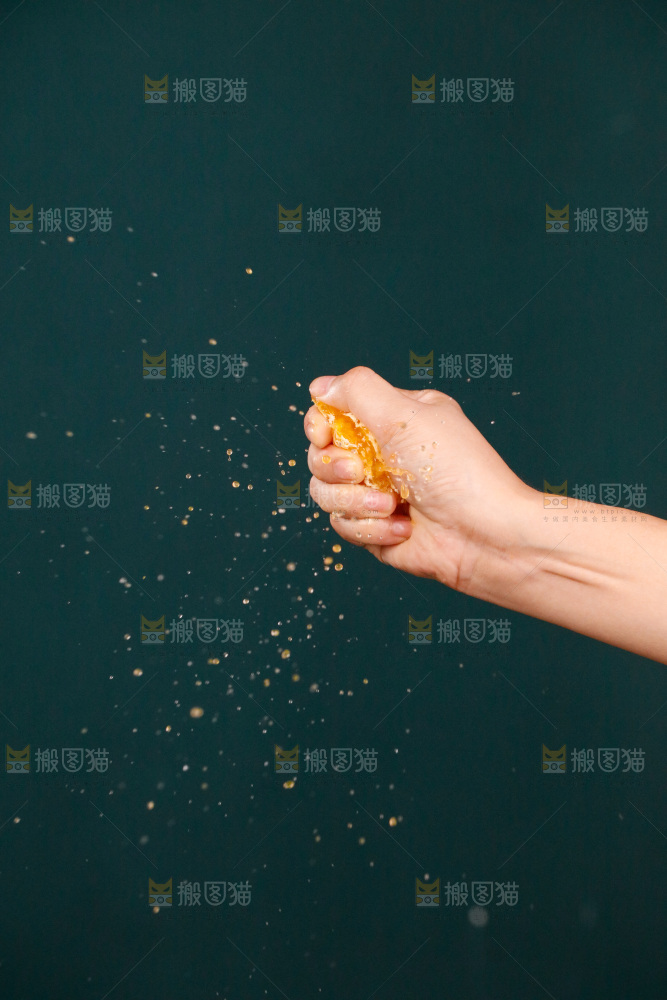 手里拿着爆汁的蜜桔