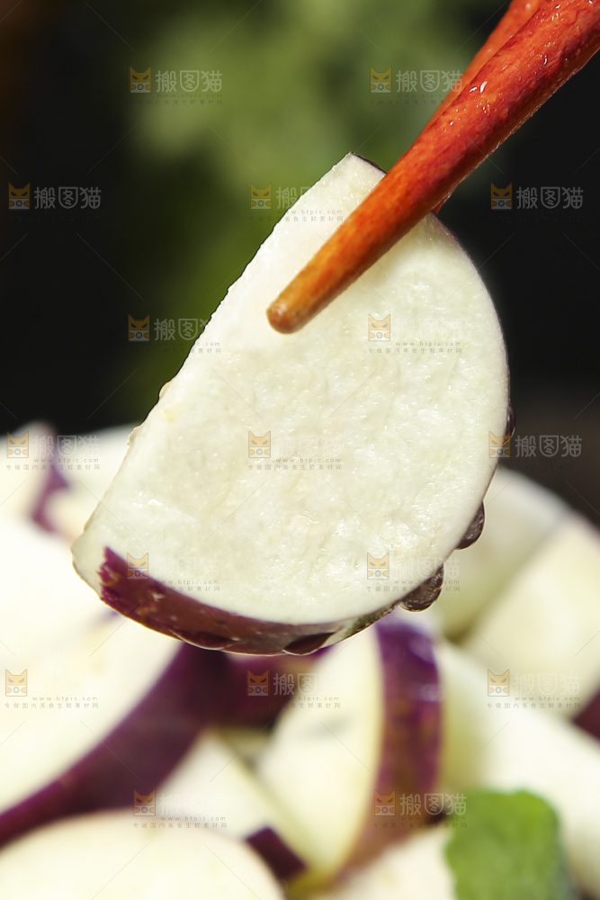 深底上的紫长茄子