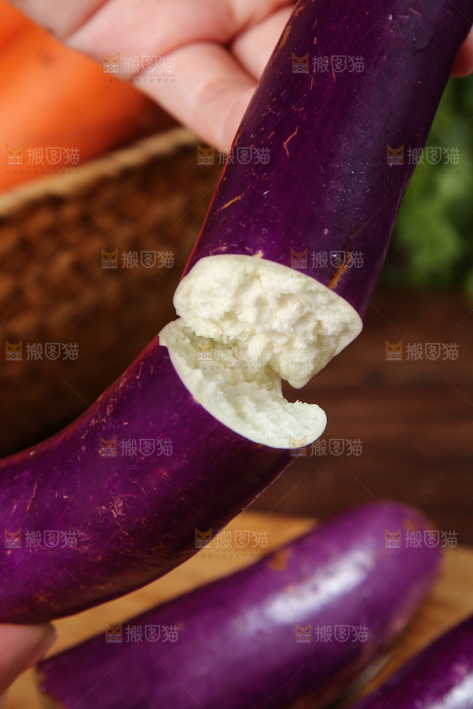 深底上的紫长茄子