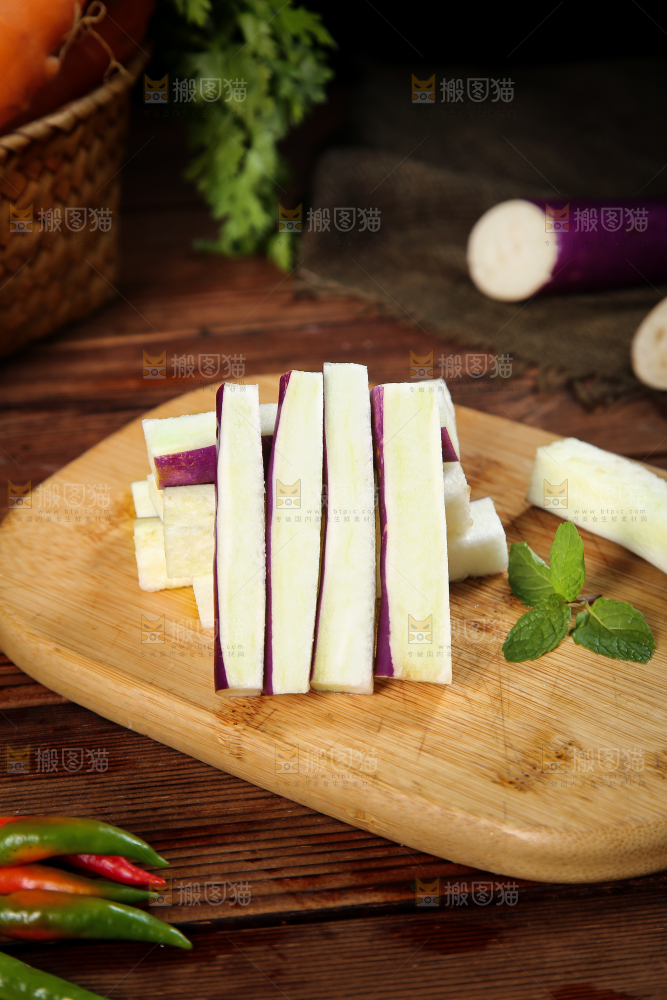 深底上的紫长茄子