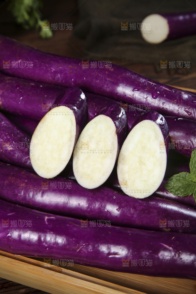 深底上的紫长茄子