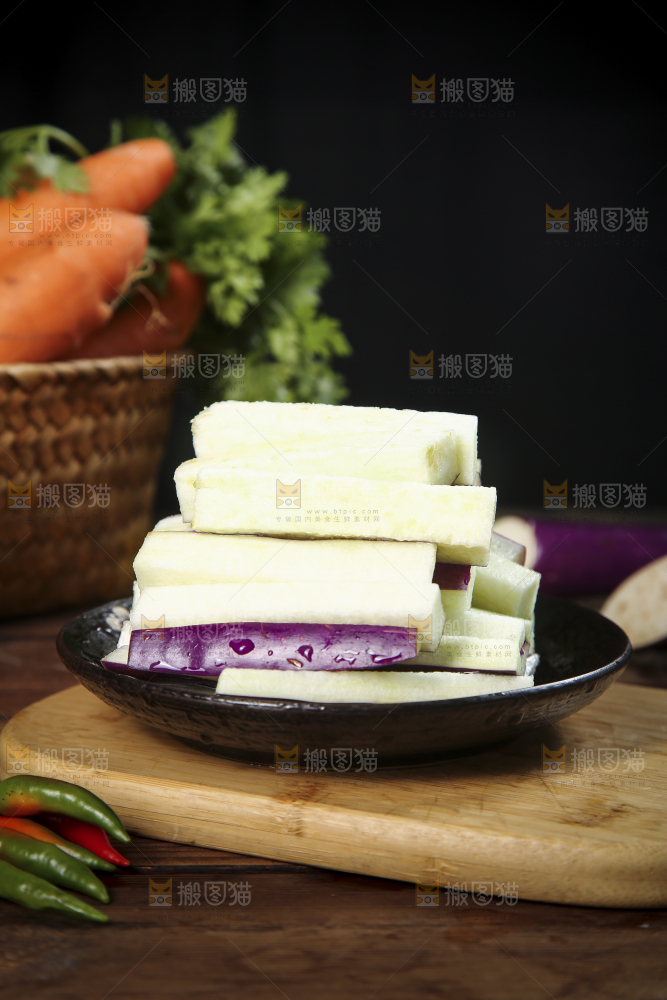 深底上的紫长茄子