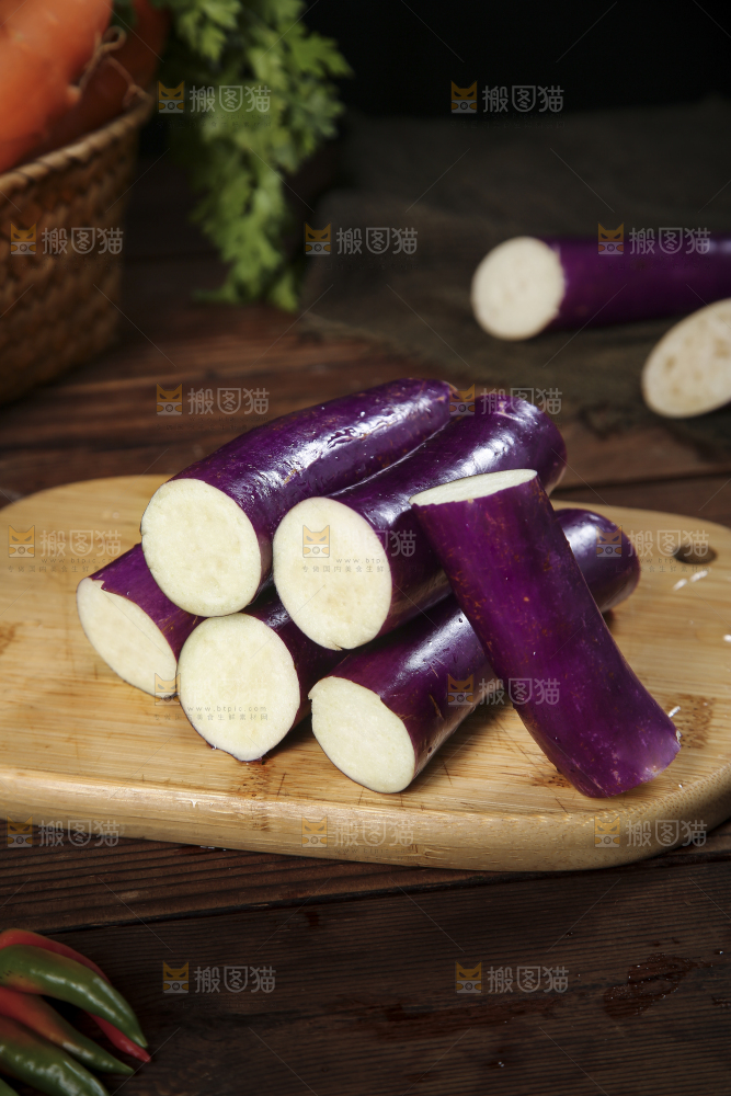 深底上的紫长茄子