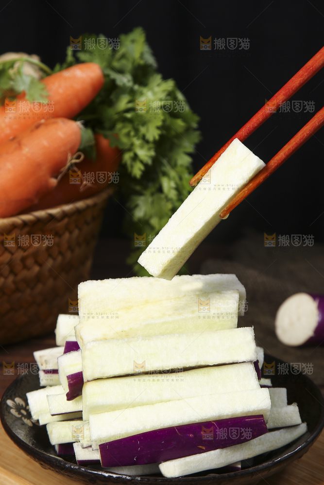 深底上的紫长茄子