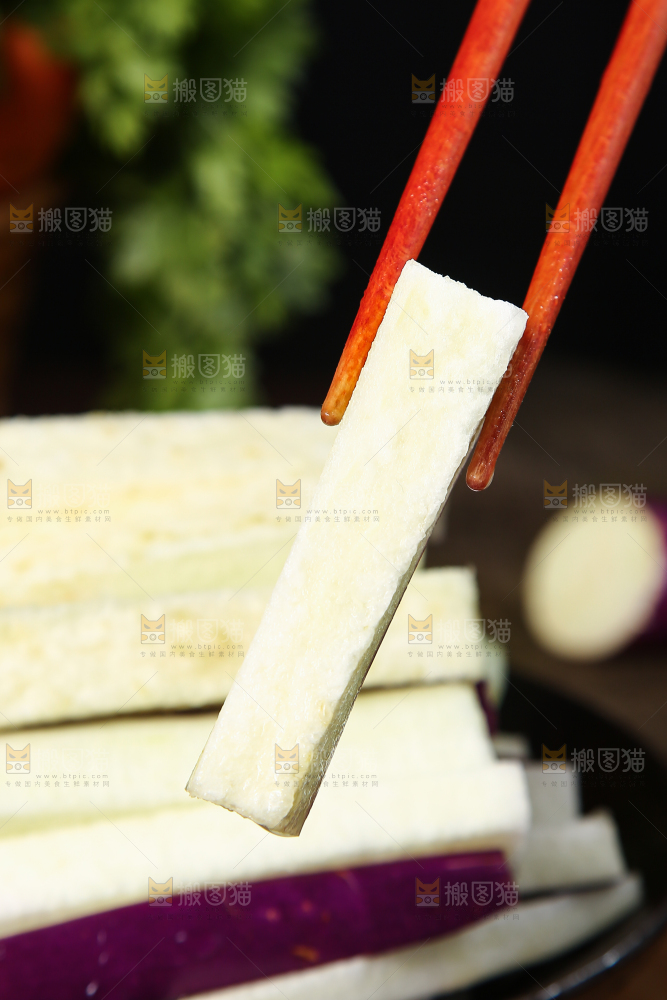 深底上的紫长茄子