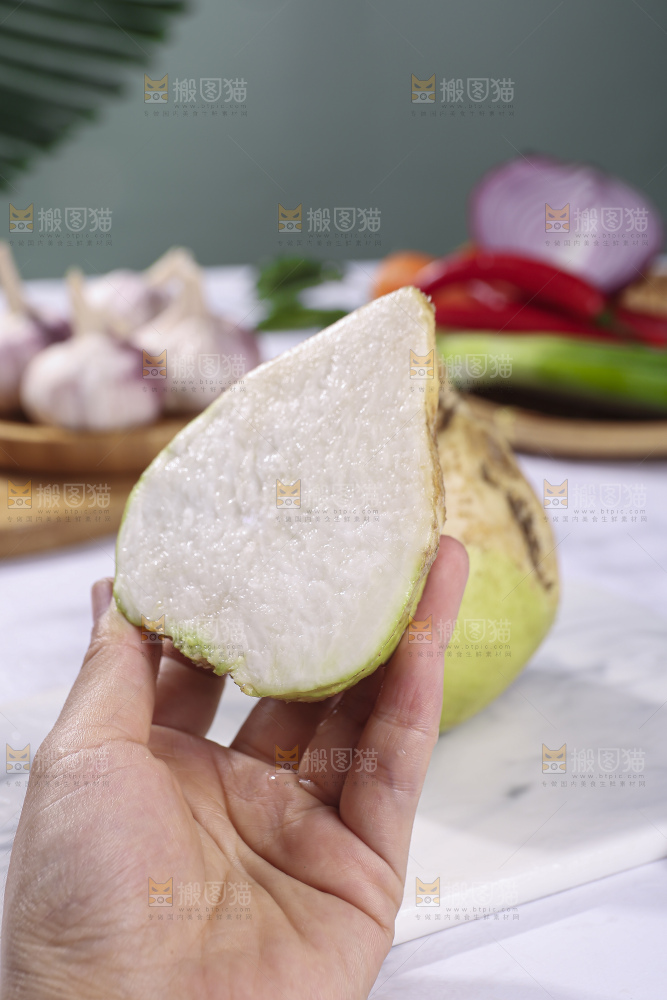 浅底上放着大头芥菜
