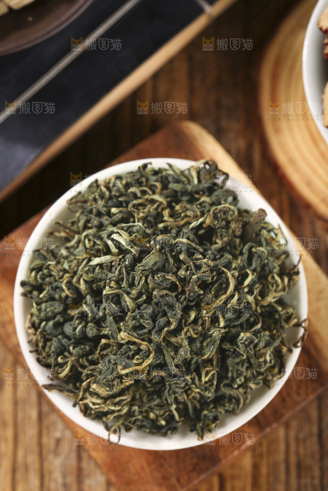 木底上放着蒲公英茶