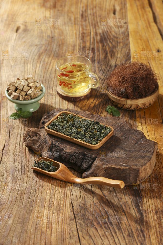 木底上放着的桑叶茶