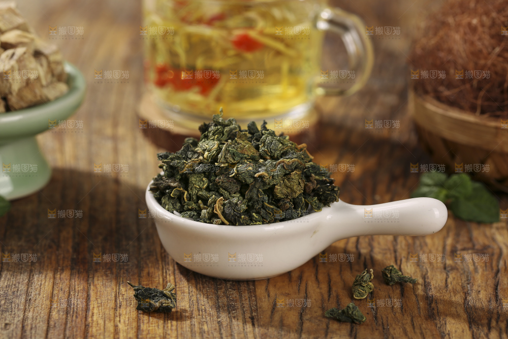木底上放着的桑叶茶