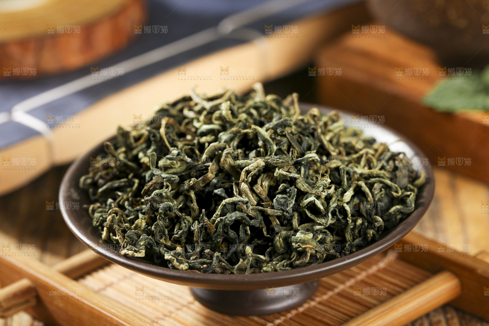 木底上放着蒲公英茶