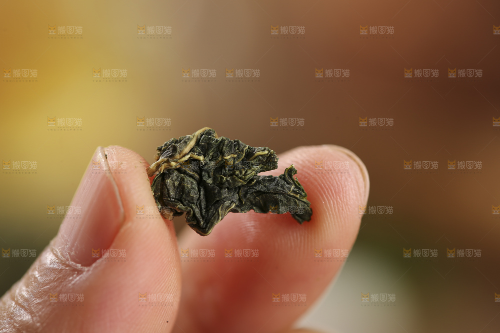 木底上放着的桑叶茶
