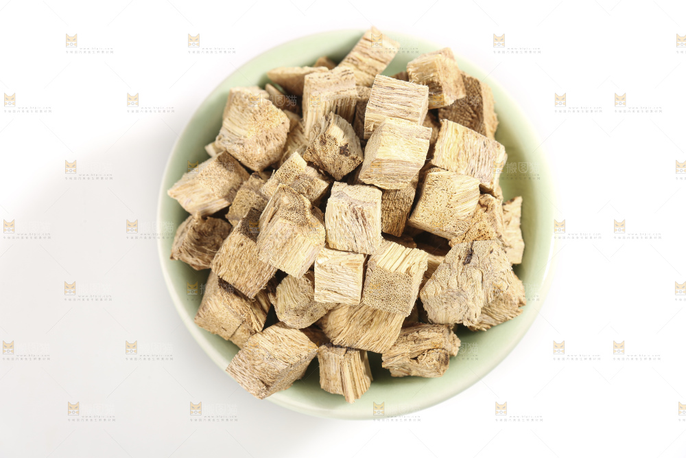 白底上放着葛根
