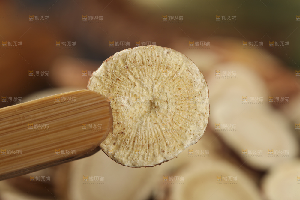 深底上放着甘草片