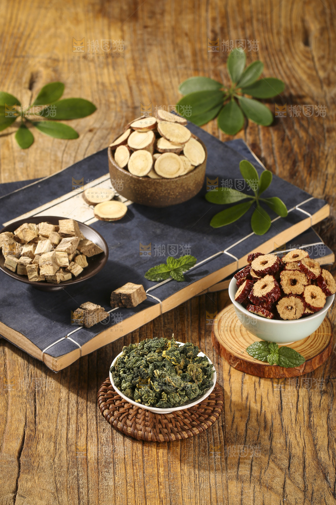 木底上放着的桑叶茶