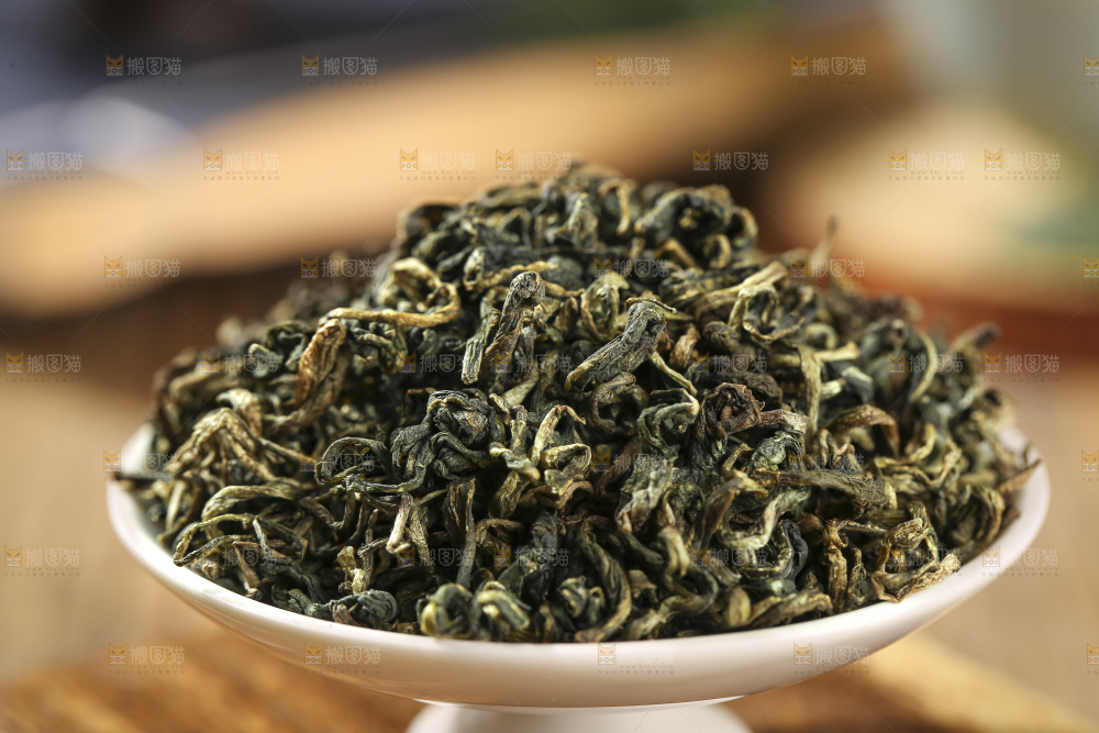 木底上放着蒲公英茶