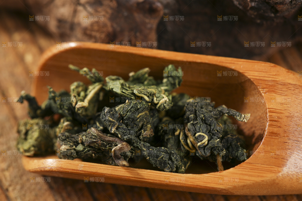 木底上放着的桑叶茶