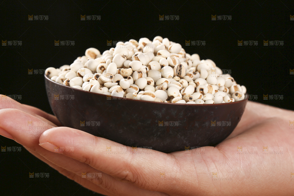 木底上放着薏仁米