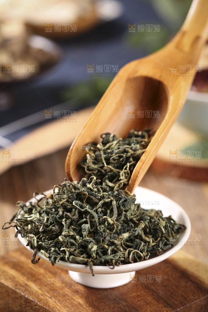木底上放着蒲公英茶