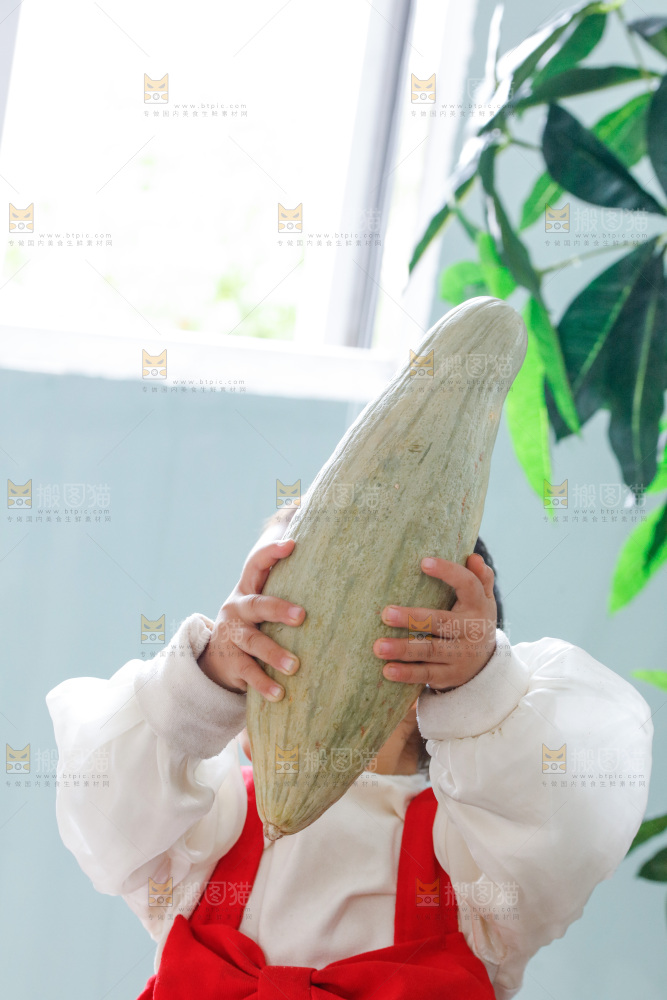 手里拿着贵族南瓜