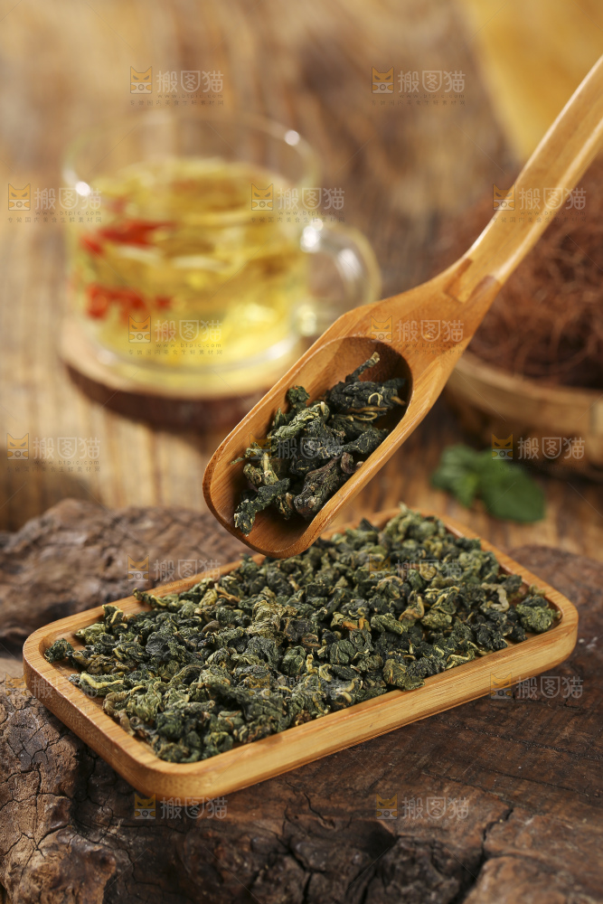 木底上放着的桑叶茶