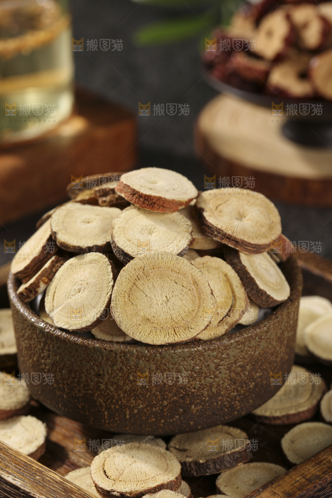 深底上放着甘草片