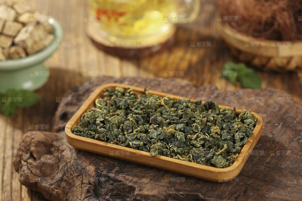 木底上放着的桑叶茶