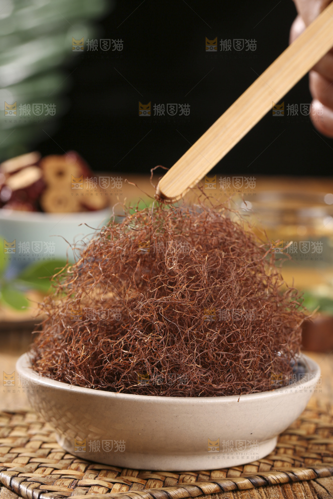 木底上放着玉米须