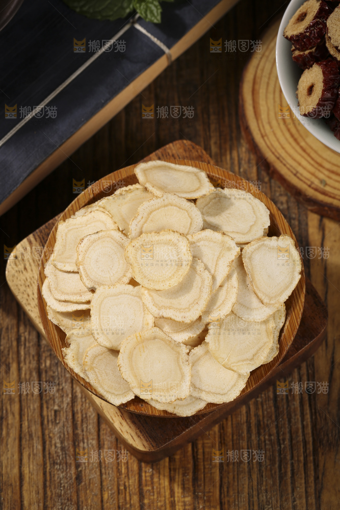 木底上放着西洋参片