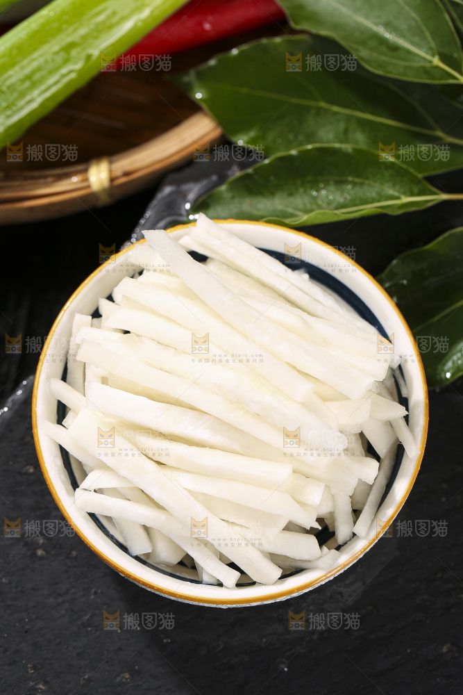 深底上放着芥菜头