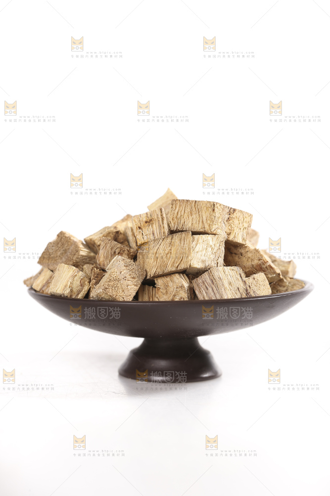 白底上放着葛根