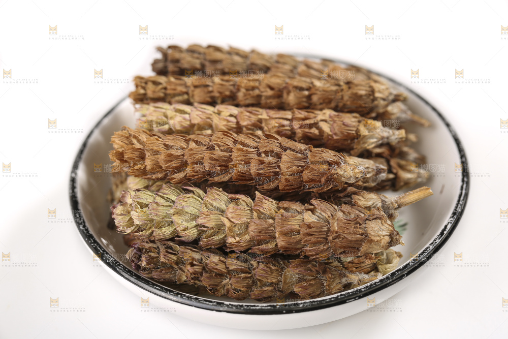 白底上放着夏枯草