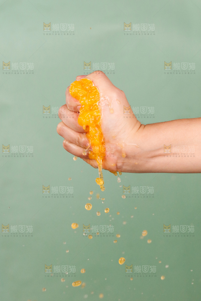 手里拿着爆汁的蜜桔