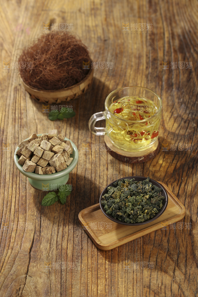 木底上放着的桑叶茶