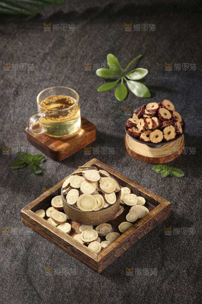 深底上放着甘草片