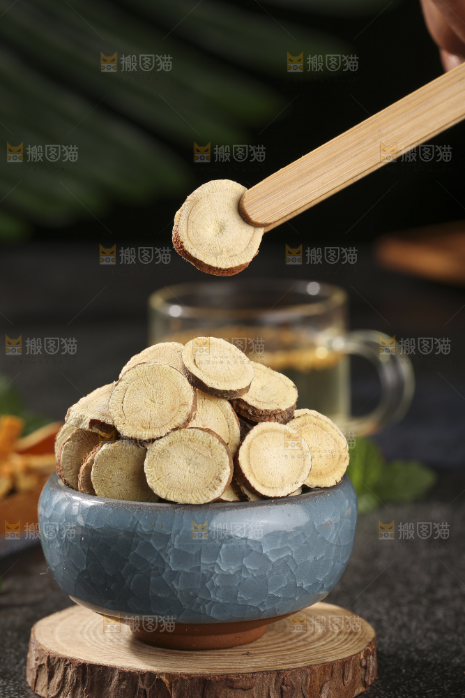 深底上放着甘草片