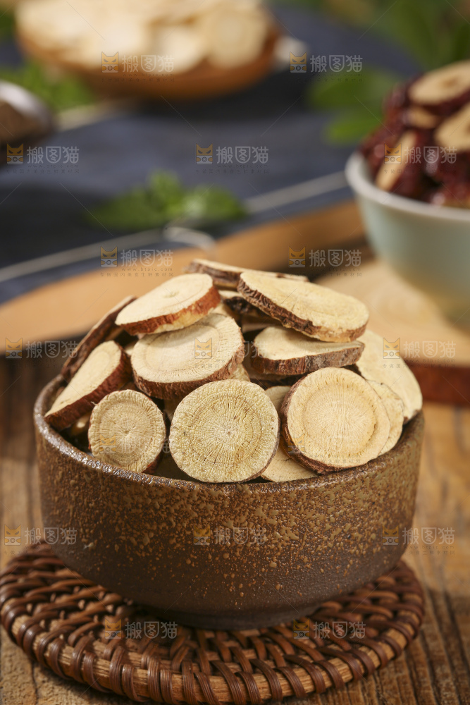 深底上放着甘草片