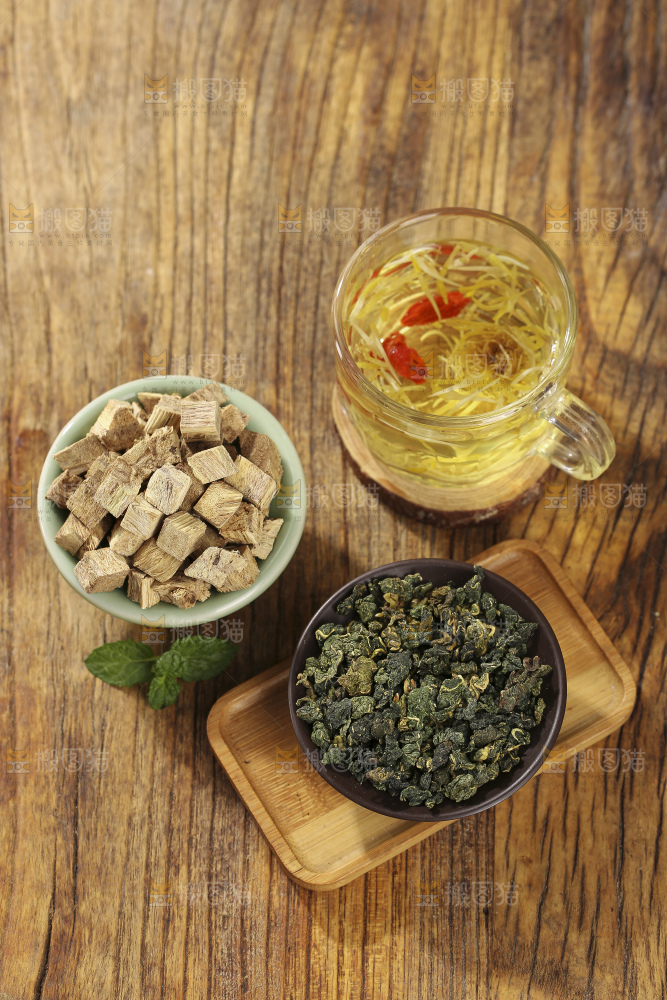 木底上放着的桑叶茶