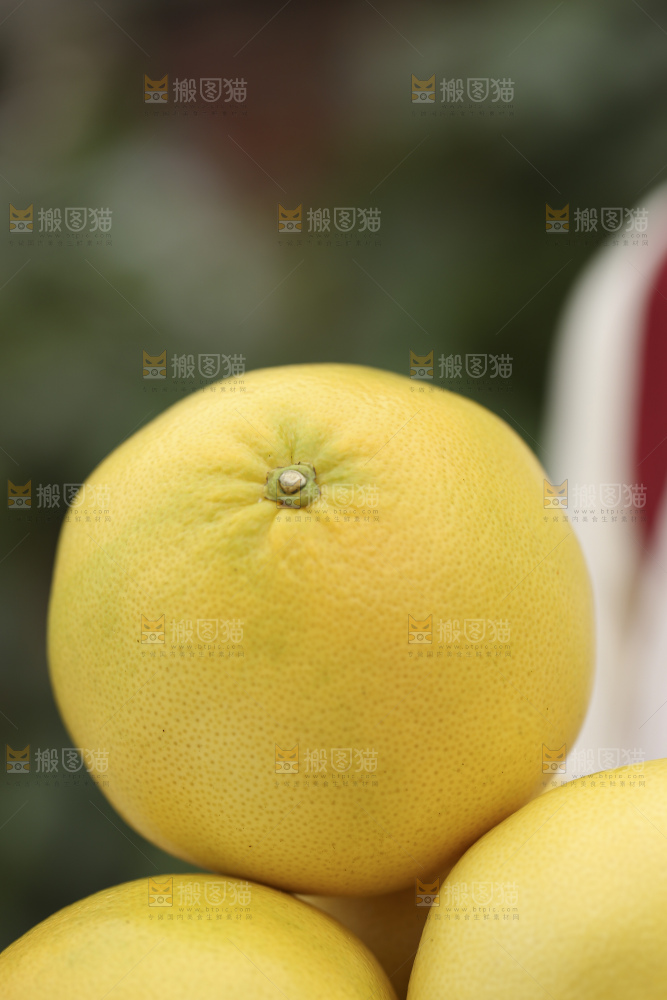 手里拿着黄金葡萄柚