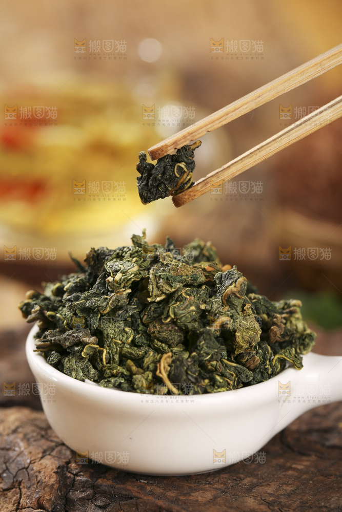 木底上放着的桑叶茶