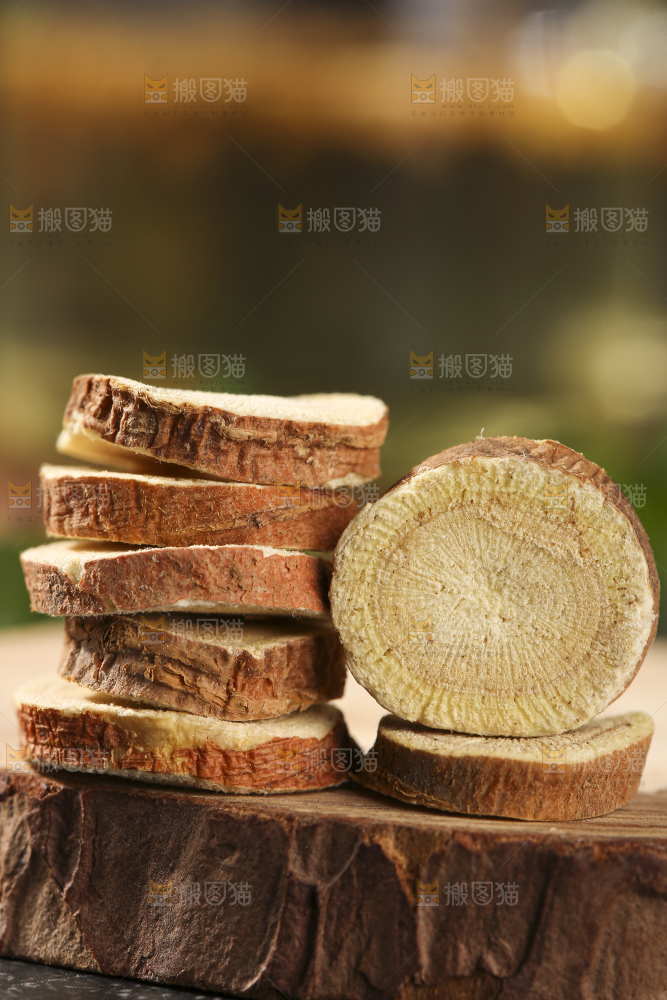 深底上放着甘草片
