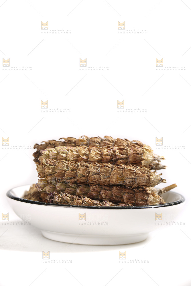 白底上放着夏枯草