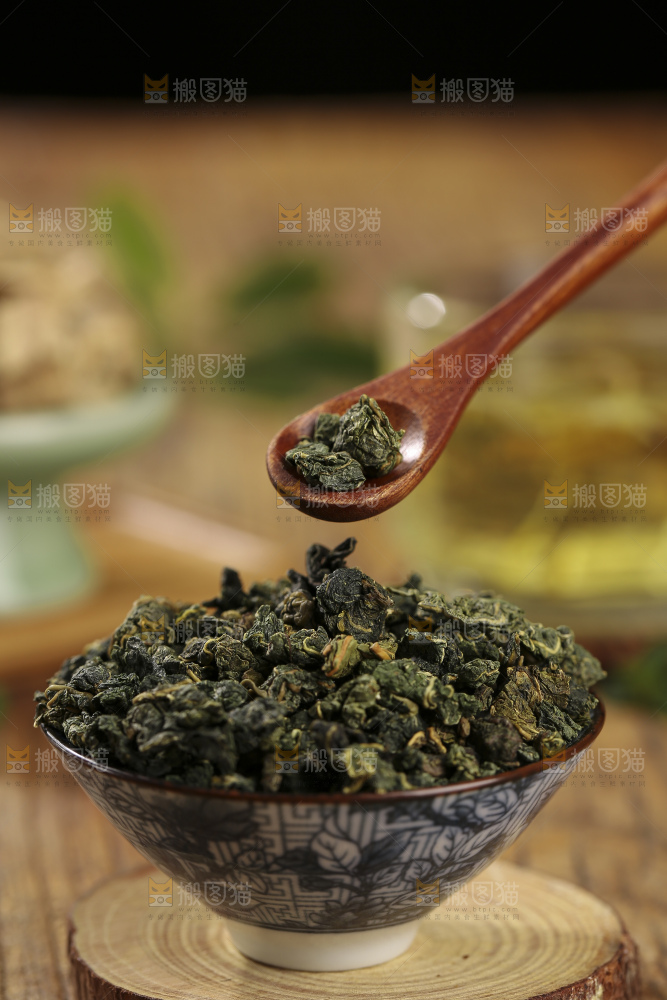 木底上放着的桑叶茶