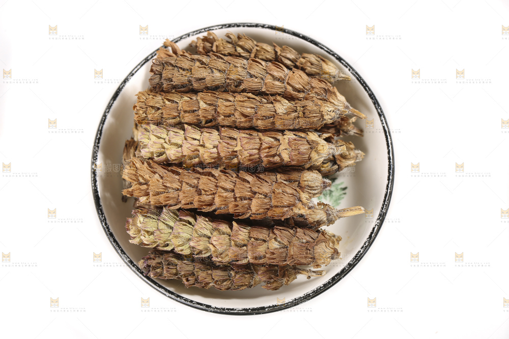 白底上放着夏枯草
