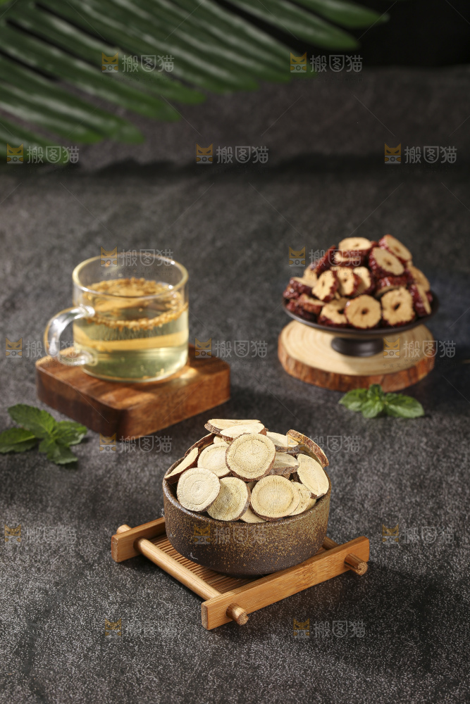 深底上放着甘草片