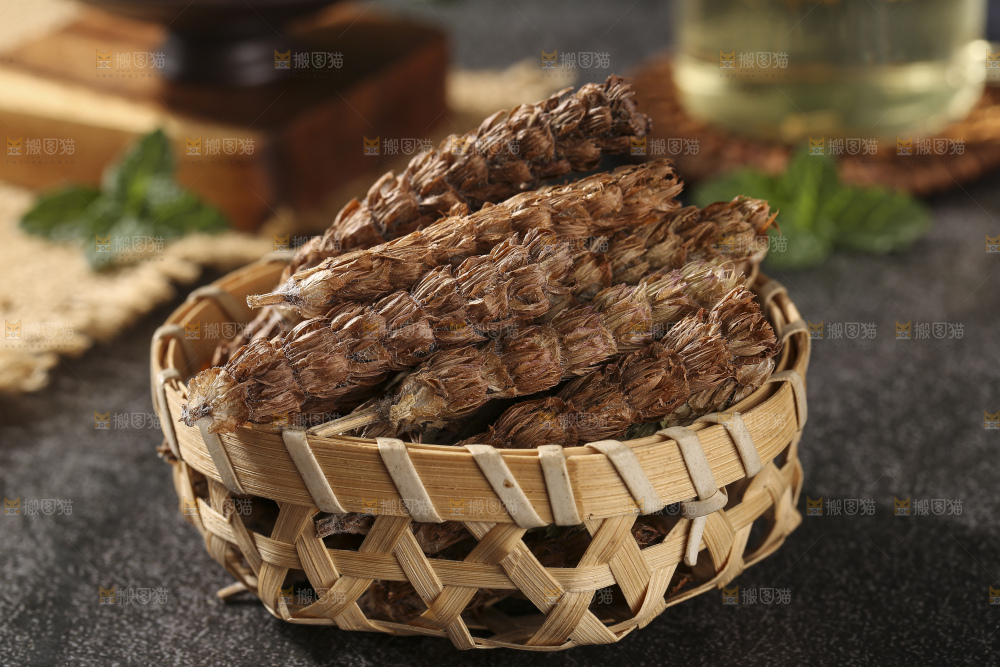 木底上的夏枯草