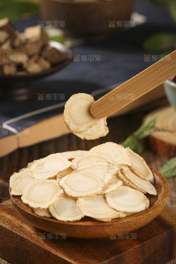 木底上放着西洋参片