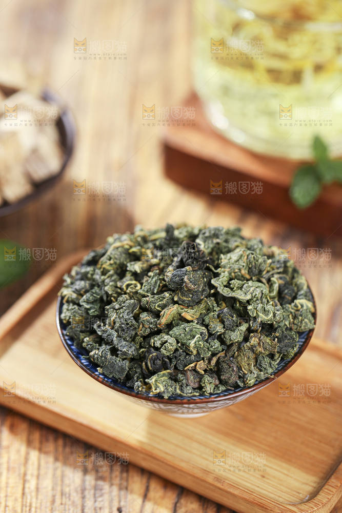 木底上放着的桑叶茶